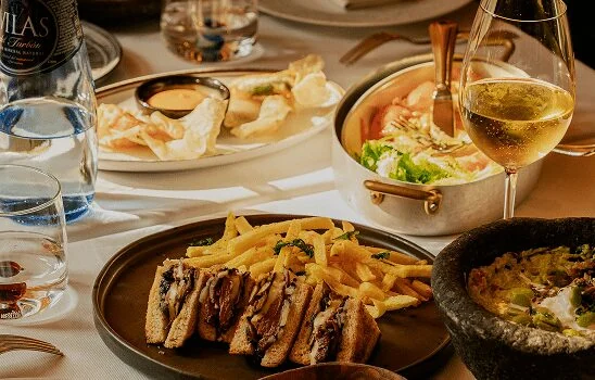 Una mesa con varios platos del brunch de BiBo Madrid
