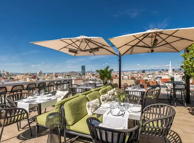 Mesas de la terraza El Cielo de Alcalá con vistas a Madrid